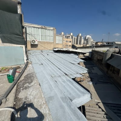 גג עם יריעות איטום וכלים שונים על הגג