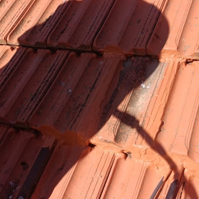 צל על גג רעפים אדום עם תיקונים