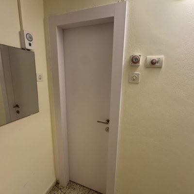 דלת לבנה עם ידית בחדר פנימי