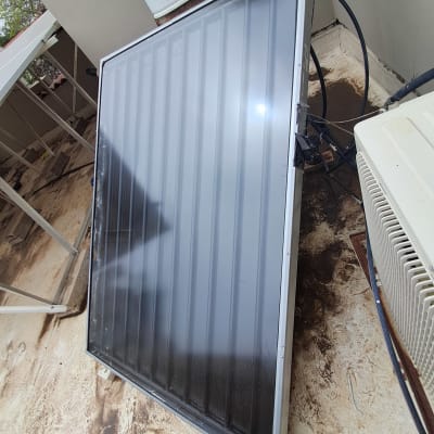 קולט שמש עם צינורות מחובר לדוד חימום