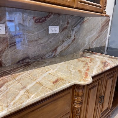 שיש עם גוונים חומים ואדומים במטבח