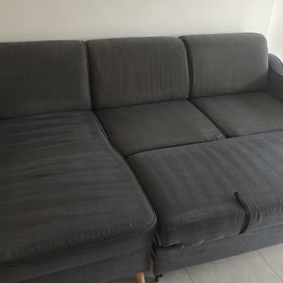 ספה אפורה נקייה עם שלושה מושבים