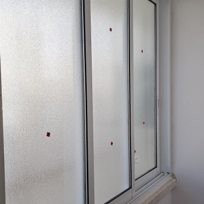 חלון אלומיניום עם זכוכית חלבית ומסגרת לבנה