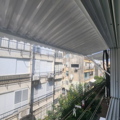 גג אלומיניום מחוספס מעל מרפסת