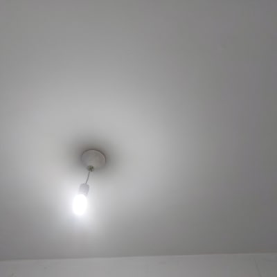 תקרה צבועה בלבן עם מנורה תלויה