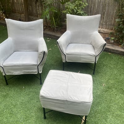 שני כיסאות ושולחן קטן בגינה על דשא מלאכותי