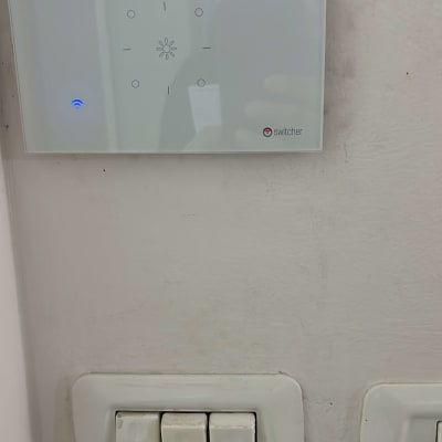 מתגי חשמל ולוח מגע חכם על קיר