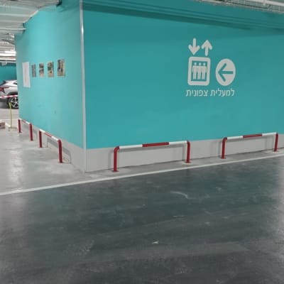 מסגרות תמונות על קיר חניון תת קרקעי