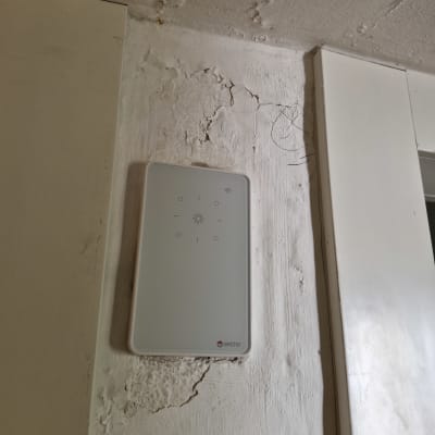 מתג חשמלי חכם מותקן על קיר מתקלף