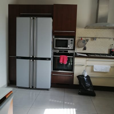 מטבח עם מקרר, תנור ומיקרוגל