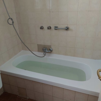 אמבטיה עם מים, אריחי קיר, ברז ומקלחת יד
