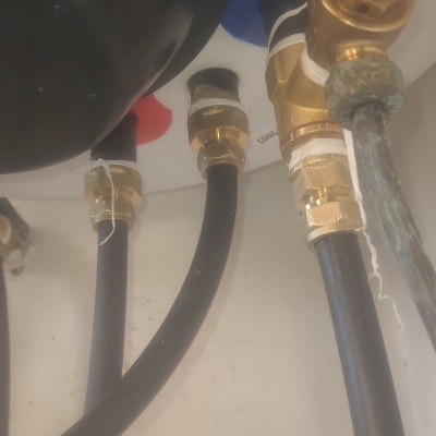 חיבורים וצינורות במערכת חימום מים