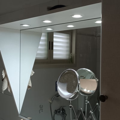 תאורת לד מעל מראה בחדר אמבטיה