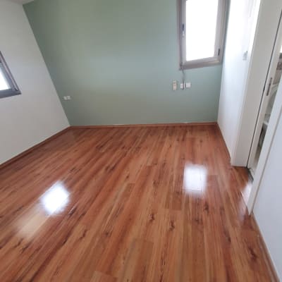 רצפת עץ נקייה ומבריקה בחדר ריק
