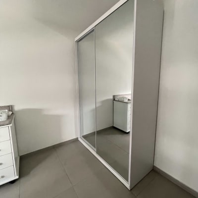 ארון עם דלתות הזזה במראה בחדר ריק