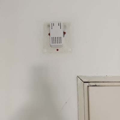 מכשיר חשמלי מותקן על קיר ליד דלת