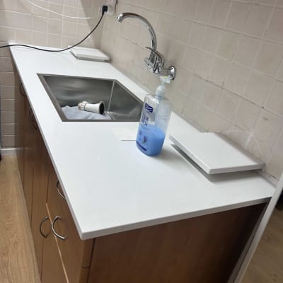 כיור ומשטח עבודה במטבח עם ברז וסבון נוזלי