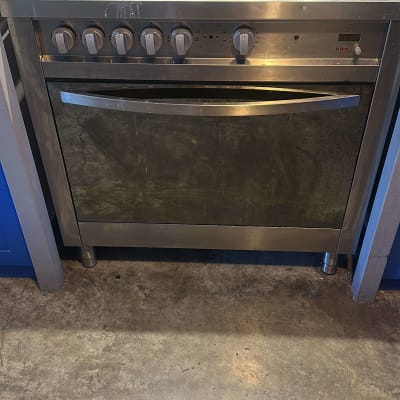 תנור גז עם כפתורים ומבערים במטבח