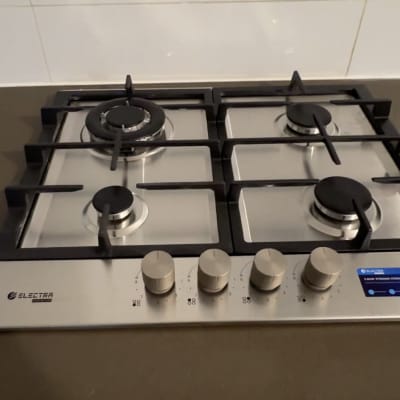 כיריים גז מנירוסטה מותקנות על משטח שיש במטבח