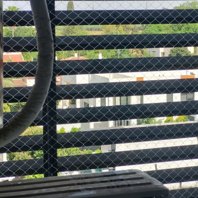 רשת מתכת על חלון למניעת כניסת יונים