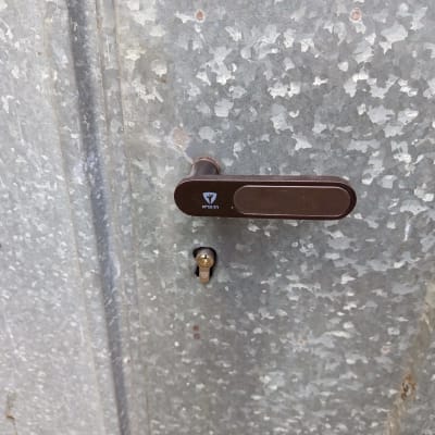 מנעול על דלת מתכת מגולוונת