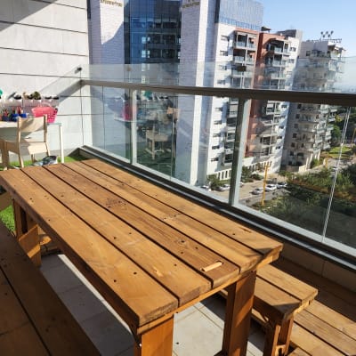 מעקה זכוכית במרפסת עם נוף עירוני