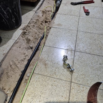 כלים וצינורות בעבודת אינסטלציה על רצפה