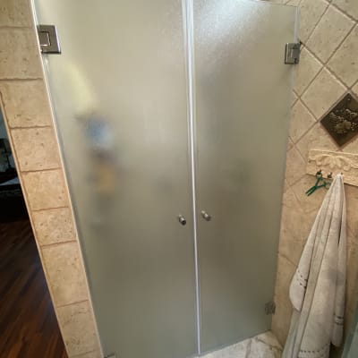 דלתות זכוכית חלבית למקלחת עם ידיות מתכת