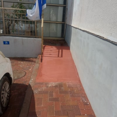 רמפה צבועה באדום עם מעקה מתכת