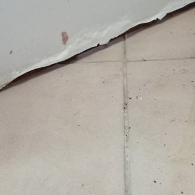 רצפה עם קיר מתקלף וחוט חשמל