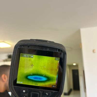 מד חום תרמי מציג אזור קריר בתקרה