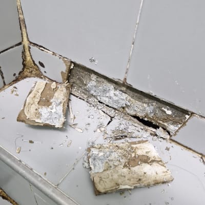 אריחים שבורים, קיר מתקלף, שאריות טיח