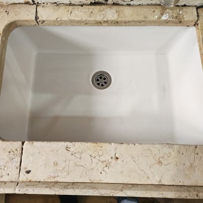 כיור נקי עם ברז ומשטח שיש