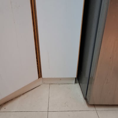 ארון מטבח עם משטח עבודה וכיור