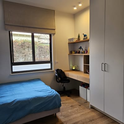 חדר שינה עם מיטה, שולחן עבודה וארון בגדים