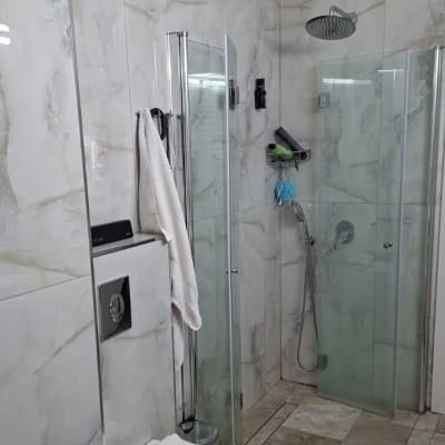 חדר אמבטיה נקי עם מקלחת ושירותים