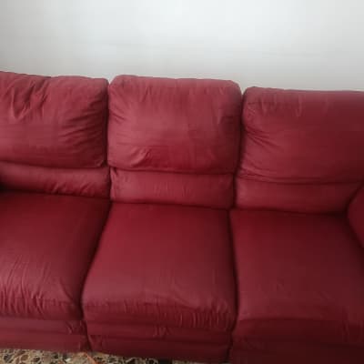 ספה אדומה עם שלושה מושבים בחדר