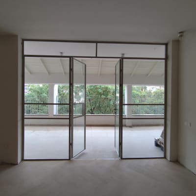 דלתות זכוכית עם מסגרות מתכת במרפסת