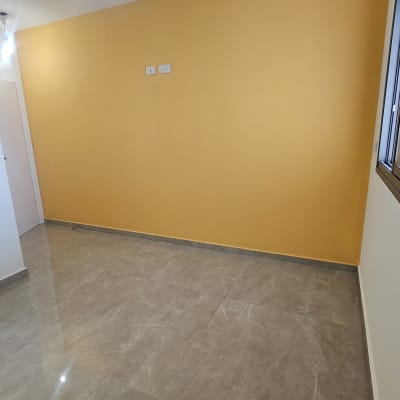 קיר צבוע בצבע כתום בהיר בחדר ריק