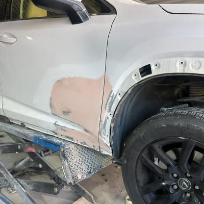 תיקון פחחות לרכב עם שפכטל על דלת אחורית