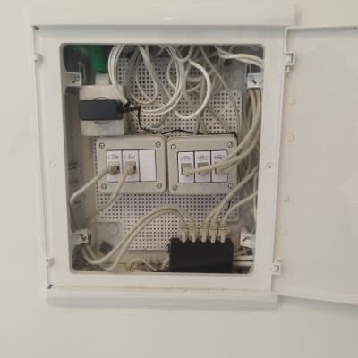 ארון תקשורת עם כבלים ומתגים מחוברים