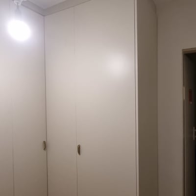 ארון בגדים עם דלתות סגורות ותאורה עליונה