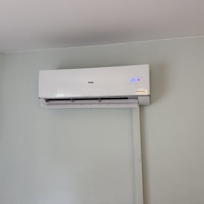 מזגן מותקן על קיר בחדר