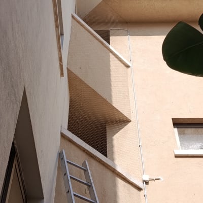 התקנת רשת נגד יונים במסתור כביסה בבניין מגורים
