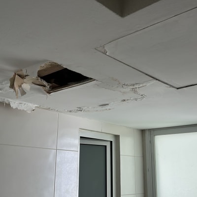 תקרת גבס עם חור ונזקי מים