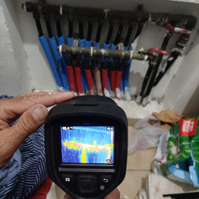 מד חום תרמי מול צינורות מים בקיר
