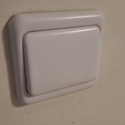 מתג חשמלי לבן על קיר