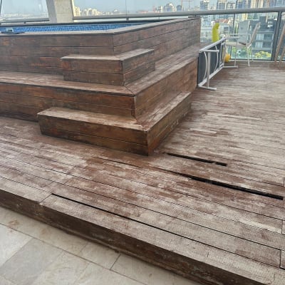 דק עץ עם מדרגות ליד בריכה על גג