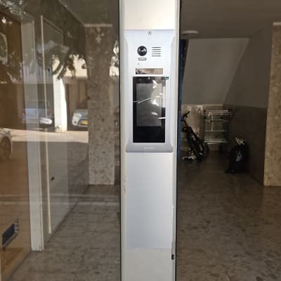 אינטרקום מותקן על קיר בכניסה לבניין