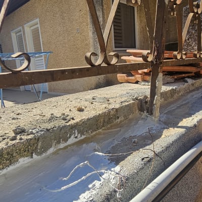 איטום על גג עם חומרי איטום לבנים